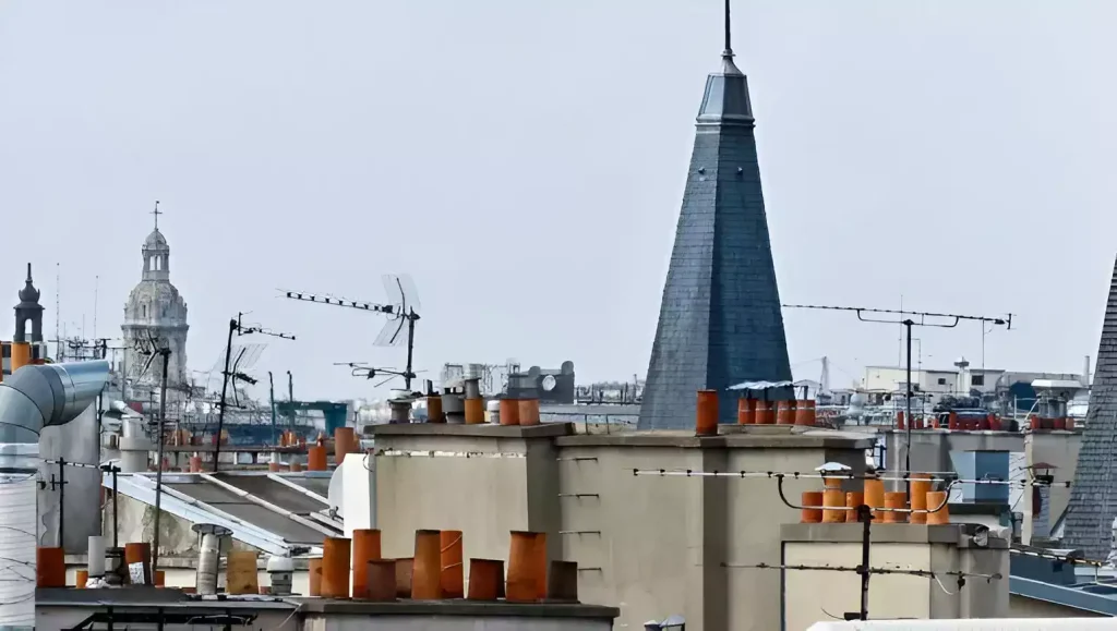 Installation d'antenne sur les toits parisiens